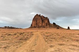 rock è un' monadnock crescente quasi 1.583 piedi sopra il alto-deserto pianura di il navajo nazione nel san juan contea, nuovo Messico, unito stati. foto