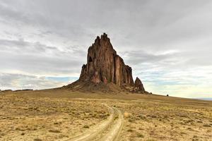 rock è un' monadnock crescente quasi 1.583 piedi sopra il alto-deserto pianura di il navajo nazione nel san juan contea, nuovo Messico, unito stati. foto