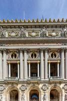 palais o musica lirica garnier e il nazionale accademia di musica a crepuscolo nel Parigi, Francia. esso è un' 1979-sede musica lirica Casa, quale era costruito a partire dal 1861 per 1875 per il Parigi musica lirica. foto