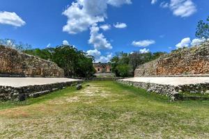 palla Tribunale su il territorio di il uxmal archeologico e storico luogo, antico città, rappresentante di il puuc architettonico stile nel Yucatan, Messico. foto