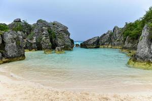 chiaro acqua e rosa sabbia di jobson baia spiaggia nel bermuda. foto