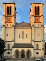 il st. andrews Chiesa era costruito nel 1898 nel neo Gotico stile su mirabel piazza. durante il secondo mondo guerra, esso era parzialmente distrutto nel un' bombardamento incursione. foto