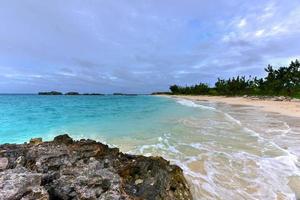 bellissimo incontaminato acqua pulita spiaggia su sud-est fine di bermuda. foto