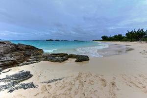 bellissimo incontaminato acqua pulita spiaggia su sud-est fine di bermuda. foto