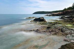 il roccioso costa nel acadia nazionale parco, Maine vicino tuono buco nel il estate. foto