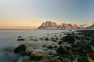 alba a utakleiv spiaggia, lofoten isole, Norvegia nel il inverno. foto