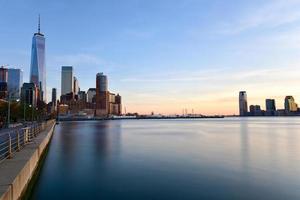 batteria parco e nuovo maglia orizzonte a tramonto a partire dal Manhattan, nuovo York città al di sopra di il hudson fiume. foto