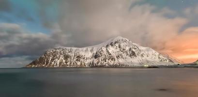 settentrionale luci al di sopra di il mare a skagsanden spiaggia, lofoten isole, Norvegia nel il inverno. foto