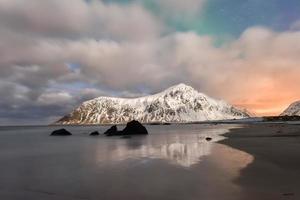 settentrionale luci al di sopra di il mare a skagsanden spiaggia, lofoten isole, Norvegia nel il inverno. foto