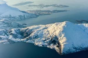 un aereo Visualizza di il neve coperto montagne di il fiordi di Norvegia nel il inverno. foto