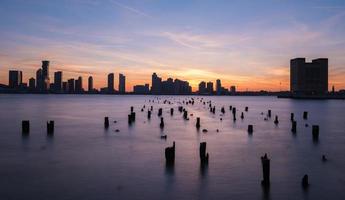 nuovo maglia orizzonte a tramonto a partire dal Manhattan, nuovo York città al di sopra di il hudson fiume. foto