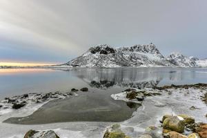 vagspollen riflessione a Alba nel il lofoten isole, Norvegia nel il inverno. foto