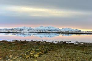 Alba su hestnesbukta su il isola di vestvagoy nel il lofoten isole, Norvegia nel il inverno. foto