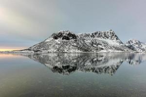 vagspollen riflessione a Alba nel il lofoten isole, Norvegia nel il inverno. foto
