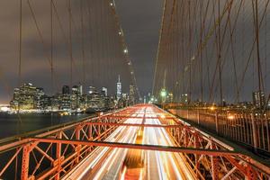 ponte di Brooklyn di notte foto