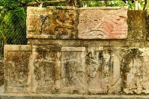 templo de las grandes mesas a il centro di chichen itza archeologico luogo nel Yucatan, Messico. chichen itza è un' unesco mondo eredità luogo. foto