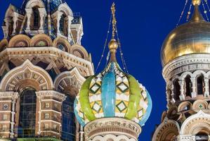 Chiesa di il salvatore su rovesciato sangue nel santo pietroburgo, Russia a notte foto