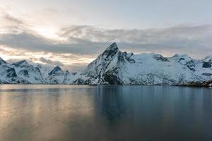 pesca capanna nel il Hamnoy e lilandstinden montagna picco nel inverno nel reina, lofoten isole, Norvegia. foto