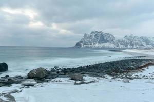 onde fluente al di sopra di utakleiv spiaggia, lofoten isole, Norvegia nel il inverno. foto