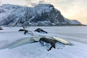 panoramico ciottolo spiaggia nel uova, lofoten isole, artico, Norvegia, Scandinavia, Europa su un' nuvoloso, inverno giorno. foto