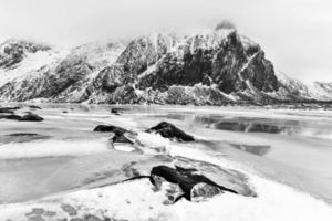 panoramico ciottolo spiaggia nel uova, lofoten isole, artico, Norvegia, Scandinavia, Europa su un' nuvoloso, inverno giorno. foto