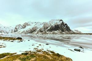 panoramico ciottolo spiaggia nel uova, lofoten isole, artico, Norvegia, Scandinavia, Europa su un' nuvoloso, inverno giorno. foto