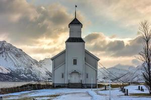 gimsoy Chiesa nel il lofoten isole nel il inverno. esso è un' parrocchia Chiesa nel il comune di vagano nel Nordland contea, Norvegia. foto