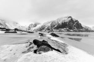 panoramico ciottolo spiaggia nel uova, lofoten isole, artico, Norvegia, Scandinavia, Europa su un' nuvoloso, inverno giorno. foto