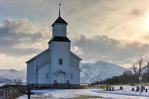 gimsoy Chiesa nel il lofoten isole nel il inverno. esso è un' parrocchia Chiesa nel il comune di vagano nel Nordland contea, Norvegia. foto