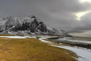 panoramico ciottolo spiaggia nel uova, lofoten isole, artico, Norvegia, Scandinavia, Europa su un' nuvoloso, inverno giorno. foto