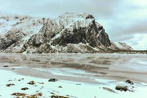 panoramico ciottolo spiaggia nel uova, lofoten isole, artico, Norvegia, Scandinavia, Europa su un' nuvoloso, inverno giorno. foto