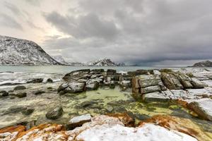 haukland spiaggia nel il lofoten isole, Norvegia nel il inverno a crepuscolo. foto