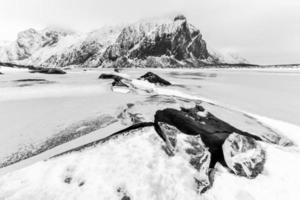 panoramico ciottolo spiaggia nel uova, lofoten isole, artico, Norvegia, Scandinavia, Europa su un' nuvoloso, inverno giorno. foto