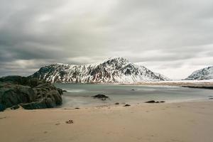 skagsanden spiaggia nel il lofoten isole, Norvegia nel il inverno su un' nuvoloso giorno. foto