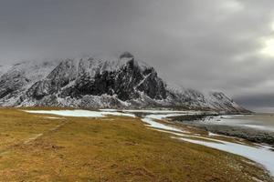 panoramico ciottolo spiaggia nel uova, lofoten isole, artico, Norvegia, Scandinavia, Europa su un' nuvoloso, inverno giorno. foto