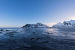 skagsanden spiaggia nel il lofoten isole, Norvegia nel il inverno a crepuscolo. foto