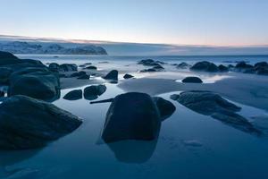 vikten spiaggia nel il lofoten isole, Norvegia nel il inverno a tramonto. foto