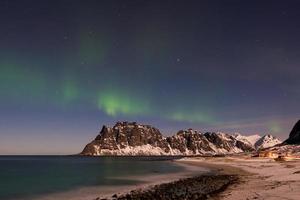 settentrionale luci al di sopra di il mare a utakleiv spiaggia, lofoten isole, Norvegia nel il inverno. foto