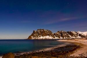 settentrionale luci al di sopra di il mare a utakleiv spiaggia, lofoten isole, Norvegia nel il inverno. foto