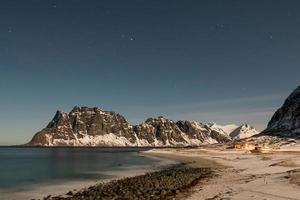 illuminato dalla luna utakleiv spiaggia, lofoten isole, Norvegia nel il inverno. foto