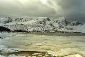 flakstadoya nel il lofoten isole, Norvegia nel il inverno su un' nuvoloso giorno. foto