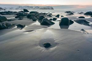 vikten spiaggia nel il lofoten isole, Norvegia nel il inverno a tramonto. foto