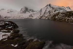 inverno tempo nel djupfjorden nel reina, lofoten isole, Norvegia. foto