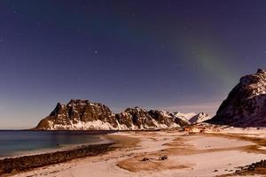 settentrionale luci al di sopra di il mare a utakleiv spiaggia, lofoten isole, Norvegia nel il inverno. foto