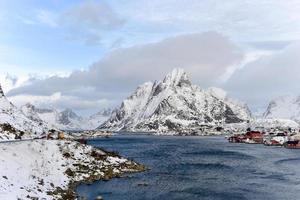 montagna inverno sfondo nel reina, lofoten isole, Norvegia foto