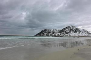 skagsanden spiaggia nel il lofoten isole, Norvegia nel il inverno su un' nuvoloso giorno. foto