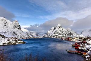 montagna inverno sfondo nel reina, lofoten isole, Norvegia foto