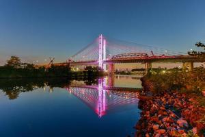 nuovo e vecchio kosciuszko ponti unendo brooklyn e regine nel nuovo York città attraverso nuova città torrente. il nuovo ponte è un' strallato ponte mentre il vecchio ponte a partire dal 1939 è capriata ponte. foto