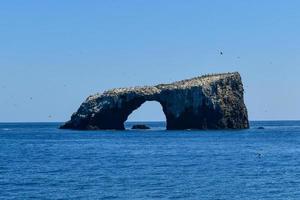 arco roccia su anacapa isola, canale isole nazionale parco, California. foto