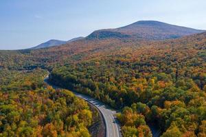 aereo Visualizza di autunno fogliame lungo il catkill montagne nel a nord nuovo York lungo cinque stato attenzione. foto